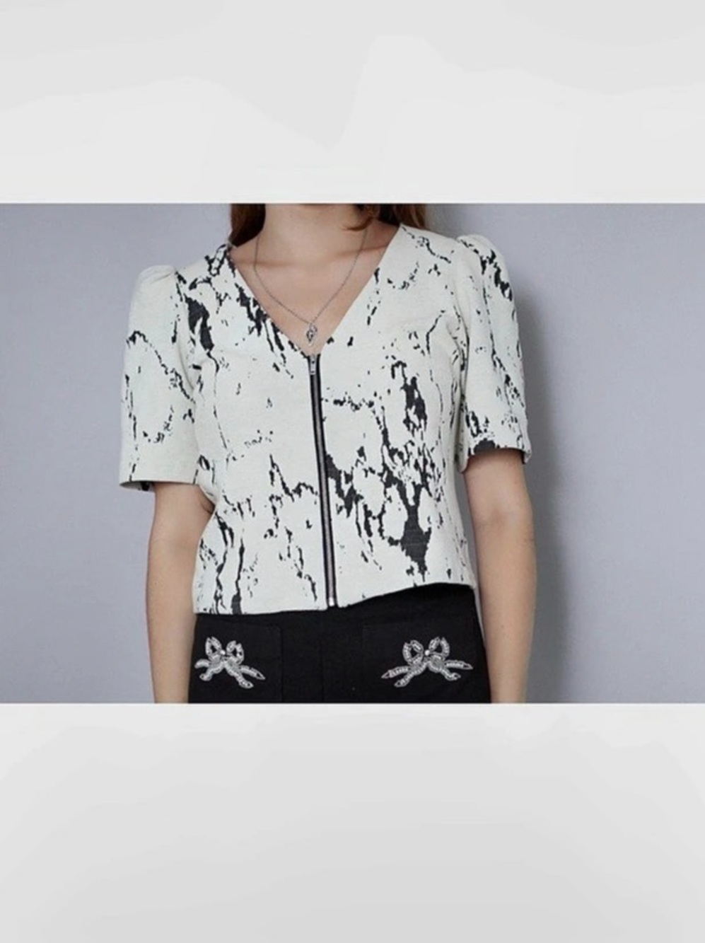 EVEREVE Abstract Zip Front Blouse in White & Black Size Medium